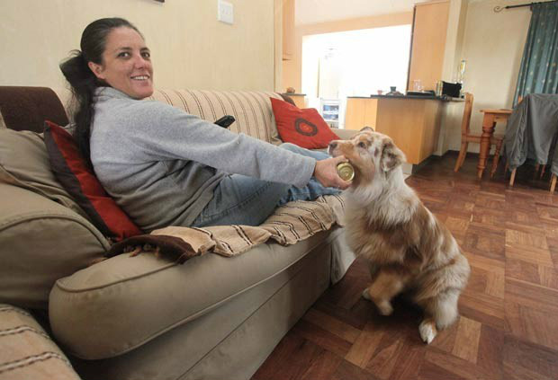 'Kalula' entrega a cerveja para sua dona, Nicole Jennings, em foto de 2011. (Foto: Matthew Tabaccos/Barcroft Media/Getty Images)