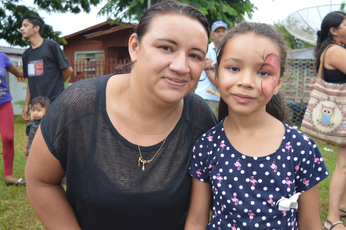 9º Natal Solidário reuniu quase mil crianças na vila Marechal Rodon, em Amambai. Rose e Maria Eduarda / Foto: Moreira Produções