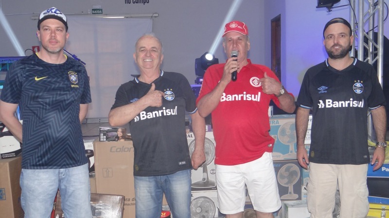 Supermercado Ki-Carne sorteio prêmios nesta terça-feira (25) E/D: Jamenson Signori, Carlos Alberto Signori, Jamir Signori e Marlos Signori durante confraternização de fim de ano com seus colaboradores / Foto: Moreira Produções
