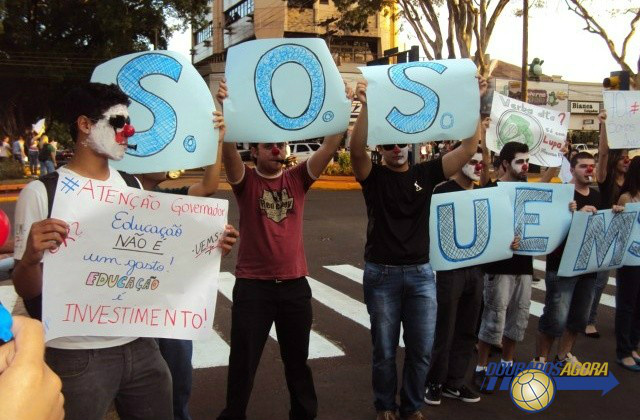 Estudantes da UEMS durante protesto em Dourados, em agosto, por melhorias na infraestrutura da universidade (Foto: Flávio Verão/Dourados Agora)