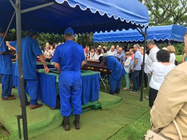 Prefeito que criou passe do estudante, Juvêncio César, é sepultado Familiares e amigos se despediram do político no início da tarde deste sábado (Foto: Fernanda Palheta)