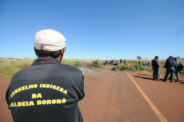 Indígenas bloqueiam rodovia desde o fim da tarde de domingo / Foto: Ademir Almeida