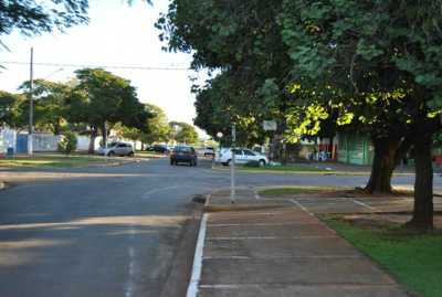 Jaime Bambil pede melhorias para o trânsito de Amambai Cruzamento na esquina da Escola Estadual Cel. Felipe de Brum / Foto: Assessoria