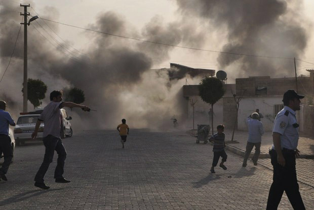 Fumaça se ergue após morteiro atingir Akçakale, na Turquia, nesta quarta-feira (3) (Foto: AFP)