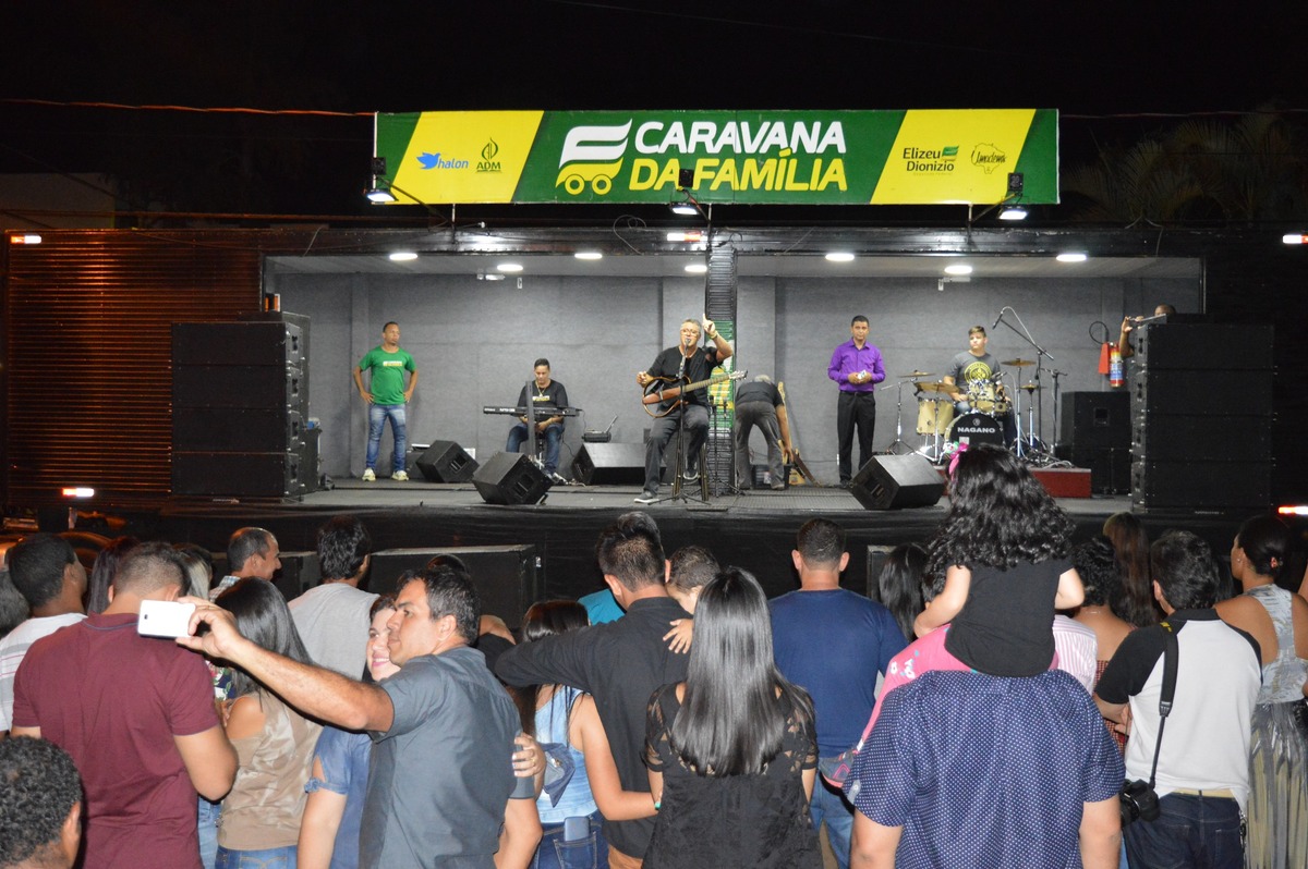 Caravana da Família trouxe o cantor Nani Azevedo a Amambai Nani Azevedo, que tem mais de 20 anos de ministério subiu ao palco para cantar louvores e ministrar a palavra para os fieis que estiveram presentes / Foto: Moreira Produções