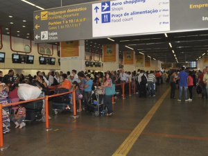Passageiros de cidades menores gastam bem mais tempo e dinheiro em viagens aérea