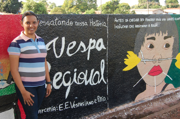 Professora Ednéia Mundim em frente ao muro ilustrado pelos alunosFoto: Moreira Produções 