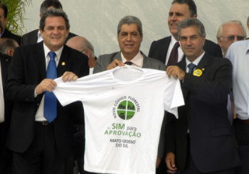 Puccinelli defende a aprovação do Código Florestal Brasileiro Senador MoKa, governador André Puccinelli e o deputado federal Reinaldo Azambuja, durante manifestação em Brasilia.