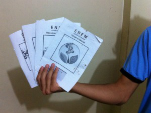 Estudantes dizem que escola do CE antecipou questões do Enem Aluno mostra os livretos que teriam sido distribuídos por escola de Fortaleza. Material não possui logotipo da instituição de ensino.