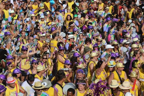 Cerca de 100 blocos puxam foliões neste domingo no Rio Cerca de 100 blocos puxam foliões neste domingo no Rio