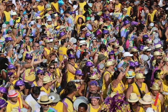 Cerca de 100 blocos puxam foliões neste domingo no Rio