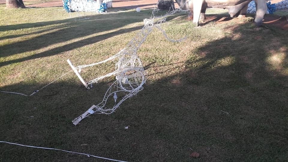Vândalos destruíram decoração de Natal / Foto: Reprodução - Rede Social