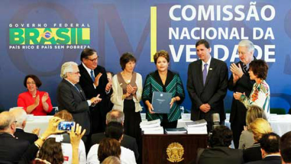 Ditadura: Comissão Verdade revela perseguição contra índios, gays e religiosos Equipe de pesquisadores entrega volumes do relatório final à presidente Dilma Rousseff em Brasília. Foto: Roberto Stuckert Filho.