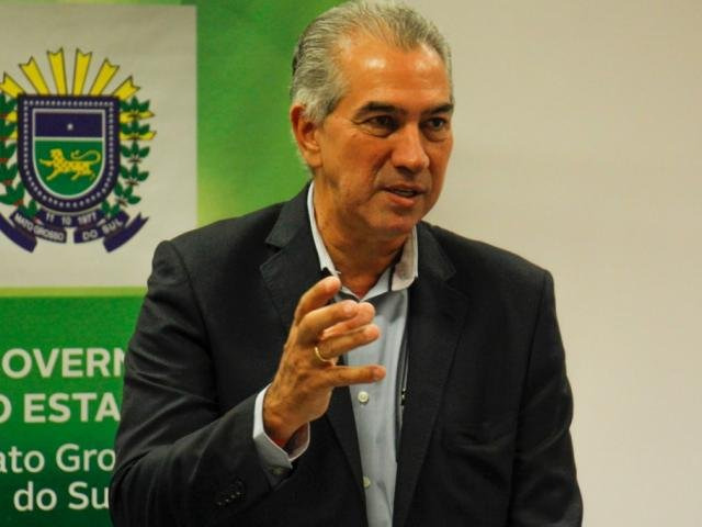 Governador Reinaldo Azambuja (PSDB) durante agenda em seu gabinete (Foto: Chico Ribeiro - Assessoria)