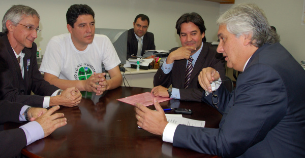 Delcídio assumiu com o prefeito Celso Vargas o compromisso de concluir a rodoviária de Maracaju.