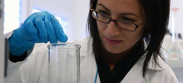 Mulheres ocupam menos de 30% das vagas em pesquisa e desenvolvimento Pesquisadora faz testes na Agência Internacional de Energia Atômica, Aiea
