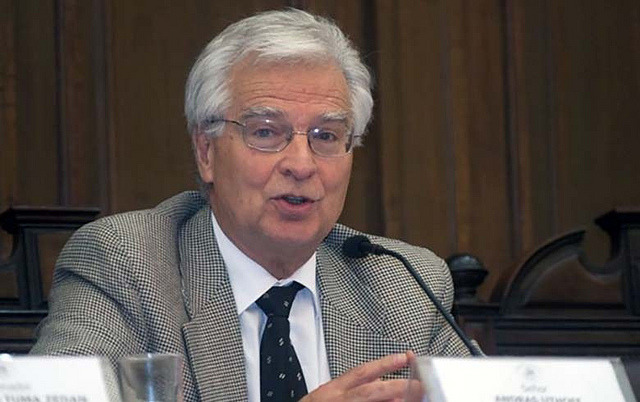 Fracasso do sistema chileno atesta que previdência deve proteger os mais pobres Andras Uthoff: uma 'situação dramática', com quase 80% abaixo do salário mínimo e 44% aquém da linha da pobreza / Congresso Nacional do Chile / Foto: Divulgação