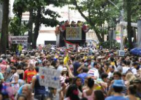 Bloco de jornalistas faz homenagem a cinegrafista morto em manifestação Desfile do bloco Imprensa Que eu Gamo inova com o casamento da porta-bandeira Aline Prado - Tânia Rêgo/Agência Brasil
