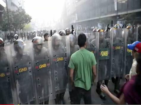 Usuários das redes sociais também publicaram fotos de pessoas feridas com balas de borracha. 