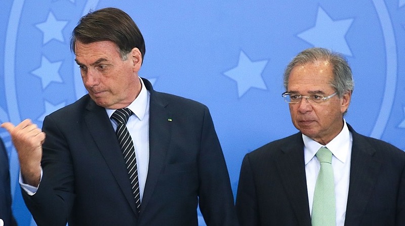 Casos de coronavírus chegam a 1 milhão; conheça medidas dos países mais afetados Bolsonaro (esq.) já chamou a covid-19 de