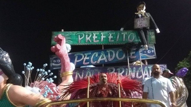 Crivella como Judas em um dos carros alegóricos da Mangueira Foto: Pedro Zuazo/Agência O Globo