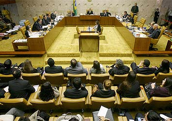 STF decide que piso nacional para professores é constitucional Ministros do STF decidiram pela constitucionalidade do piso; carga horária ainda será votada