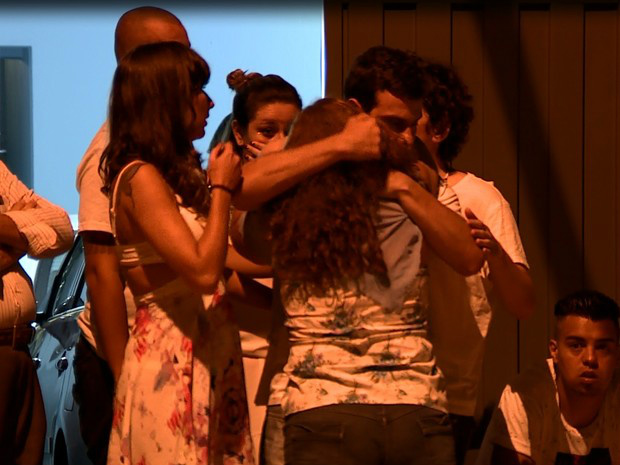 Doze pessoas são mortas durante festa de réveillon em Campinas Emoção na retirada dos corpos após o crime (Foto: José Braz/ EPTV)