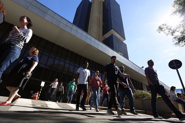 Banco Central projeta inflação menor e crescimento em 2017 Projeção do BC para a inflação de 2017 melhorou de 4% para 3,8%