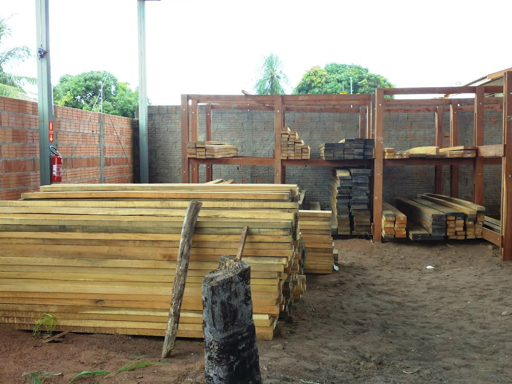 O material apresentava-se em tábuas e vigas e em pranchões. 