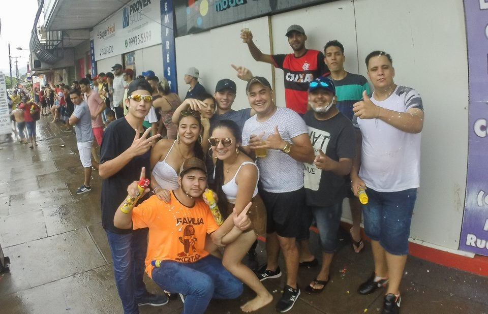 Em Ponta Porã, brasileiros e paraguaios festejam carnaval com guerra de água Fotos: Reinaldo Jalasca