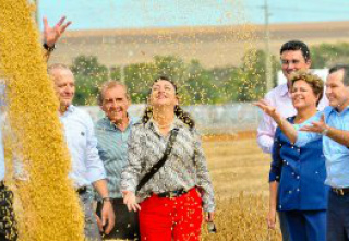 Segundo a presidenta, dos R$ 136 bilhões para o agronegócio, mais de R$ 91 bilhões de crédito já foram contratados pelos produtores