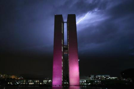 Congresso vota nesta semana vetos de Dilma em momento de insatisfação da base Congresso Nacional iluminado de rosa, em Brasília. - Reuters/Ueslei Marcelino