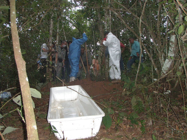 Policiais encontraram corpo de adolescente enterrado perto de um brejo em fazenda de suspeito do crime 