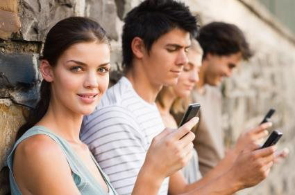Preço do minuto do celular cai 17% e tempo de uso sobe 13% no Brasil