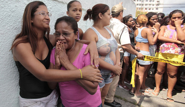 Mulheres aguardam em frente à Escola Municipal Tasso da Silveira (Foto: Reuters)