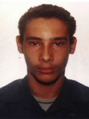 Atirador entra em escola em Realengo, mata alunos e se suicida Wellington Menezes de Oliveira, homem que atiroucontra escola municipal Tasso da Silveira,em Realengo (Foto: Reprodução/TV Globo)