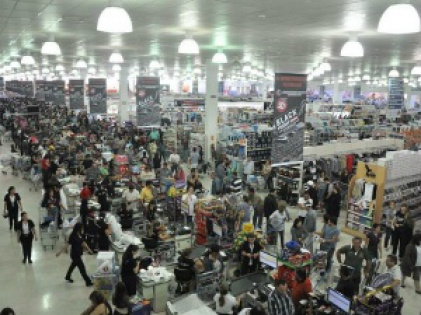 Loja do Paraguai lotada de consumidores: cota isenta agora é menor. (Foto: Aral Moreira News)