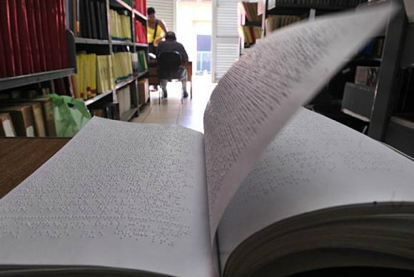 A Fundação Dorina Nowill distribui livros em braille para bibliotecas e escolasArquivo/Agência Brasil