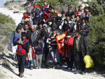 Policiais turcos impedem um grupo de migrantes de embarcar para ilha grega de Chios, na cidade Cesme, na Turquia, 05 de novembro, 2015. Reuters/Umit Bektas