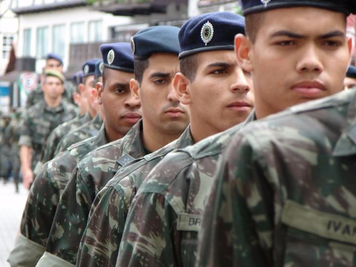 Por ano, aproximadamente, 100 mil jovens são incorporados ao serviço militar 