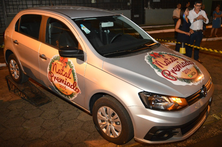 Santa Pereira da Silva leva carro 0 Km sorteado pela Acia em Amambai O carro O KM foi o prêmio principal da campanha / Foto: Moreira Produções