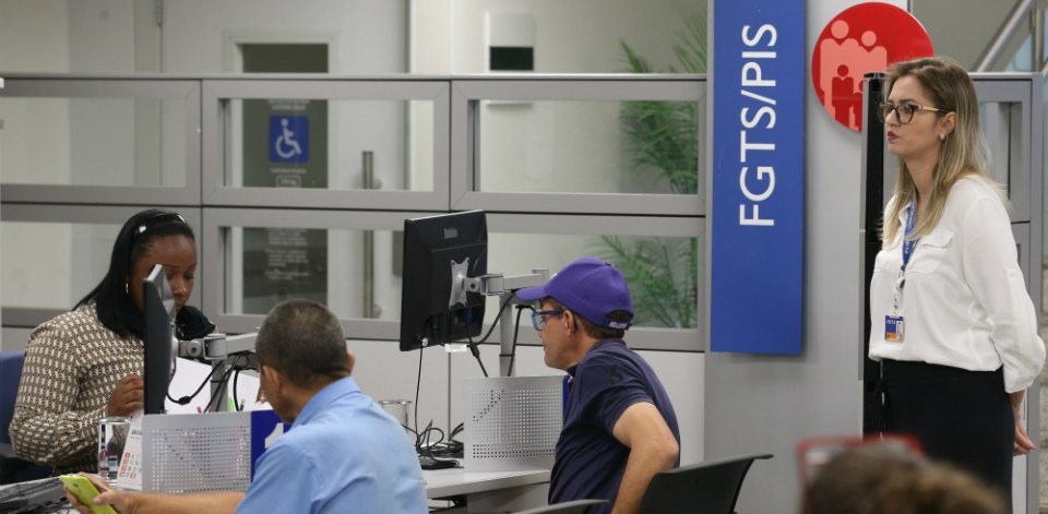 Trabalhadores têm até sexta-feira (28) para sacar PIS/Pasep de 2016 Prazo para sacar abono salarial de 2016 vai até esta sexta-feira - Foto: Fabio Rodrigues Pozzebom/Agência Brasil
