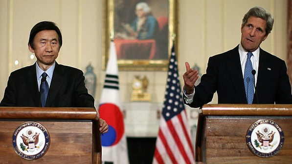 Em Seul, John Kerry ameaça Coreia do Norte e promete defender aliados