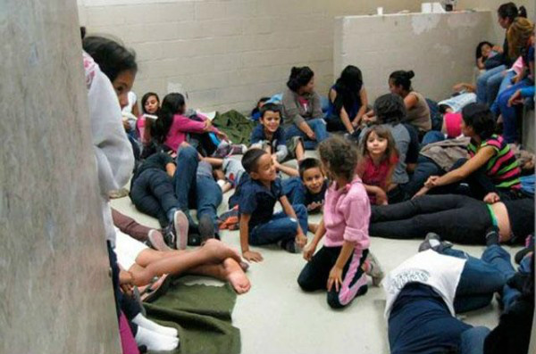 Imigrantes com crianças detidas na fronteira do Texas com o México em maio de 2014