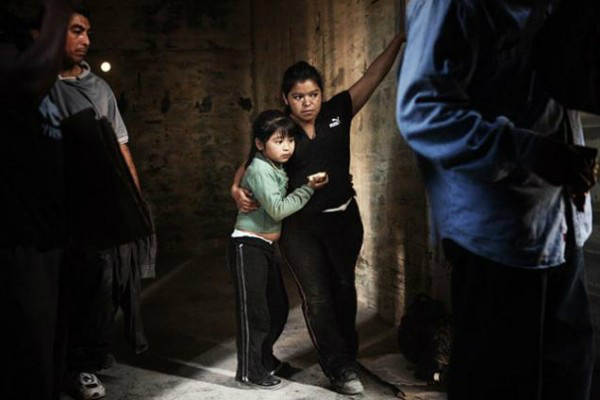 Mãe e filha imigrantes viajam dentro de um vagão de trem no estado mexicano de Chiapas. Foto: Toni Arnau/RUIDO Photo