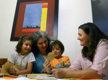 Na foto, o casal colombiano Ana Elisa Leiderman e Veronica Botero, com suas crianças, Raquel e Ari. 26/08/14AFP Photo/Raul Arboleda