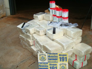 Parte da droga aprendida pela PRF em caminhão. Fuzil também foi encontrado. (Foto: Divulgação)