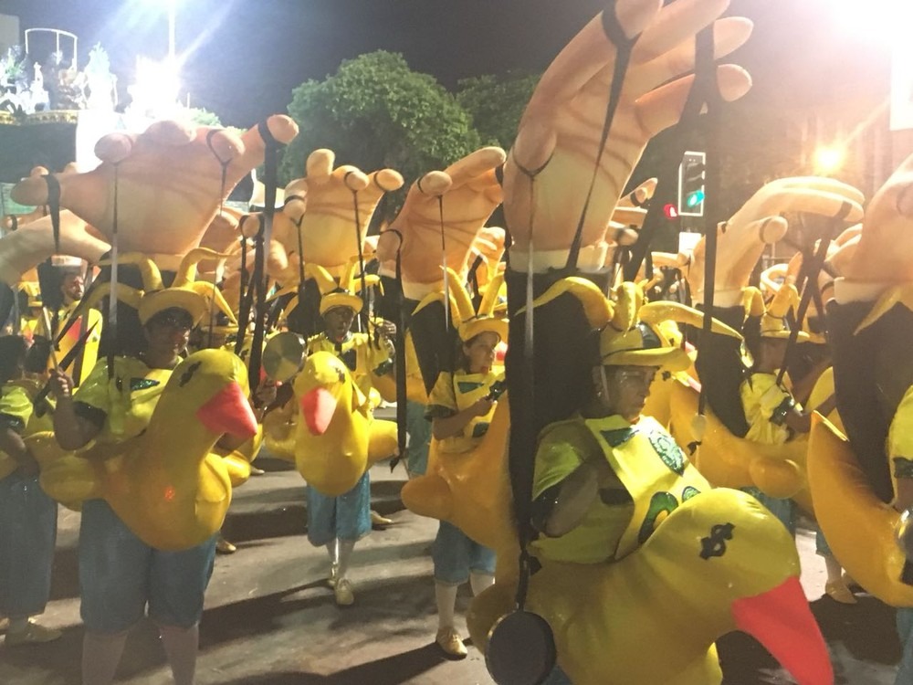 Desfile da Paraíso do Tuiuti tem presidente vampiro de destaque Ala ironiza manifestantes (Foto: Fernanda Rouvenat/G1)