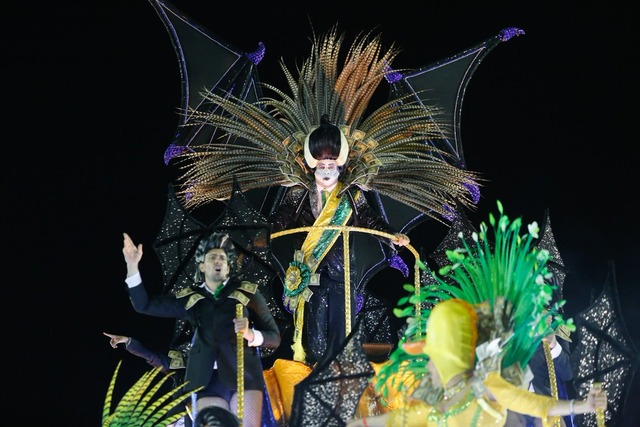 Desfile da Paraíso do Tuiuti tem presidente vampiro de destaque Carro do Paraíso do Tuiuti (Foto: Marcos Serra Lima/G1)