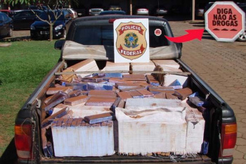 Caminhonete que transportava a maconha; no detalhe, o adesivo Diga não às Drogas 